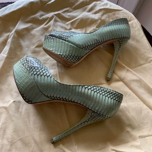 B Brian Atwood heels 💚